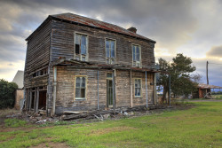 A dilapidated two storey late Victorian Georgian farm house with corrugated iron roof with attic space and corbelled brick fireplace,  no longer lived in.  It once had an upper storey verandah with fancy wrought iron lattice work.  It lies between the Hawkesbury river and the plains of Freeman's Reach. The house has survived many hardships including floods. It would have been beautiful in its day, but unfortunately doesn't look like it will be standing much longer.